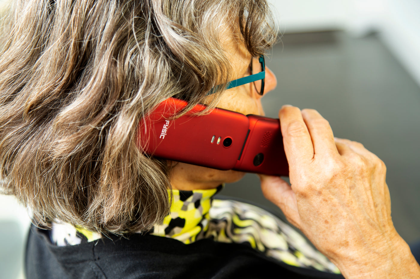 Fysic FM-9710RD - Benutzerfreundliches Klapphandy für Senioren mit Notruftaste, Rot