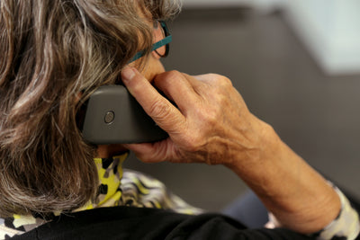Fysic FM-7500 - Benutzerfreundliches Handy für Senioren mit Notruftaste, Schwarz