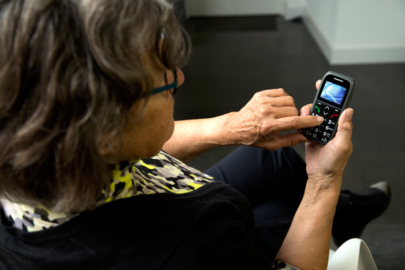Fysic FM-7575 - Benutzerfreundliches Handy für Senioren mit Notruftaste, Schwarz