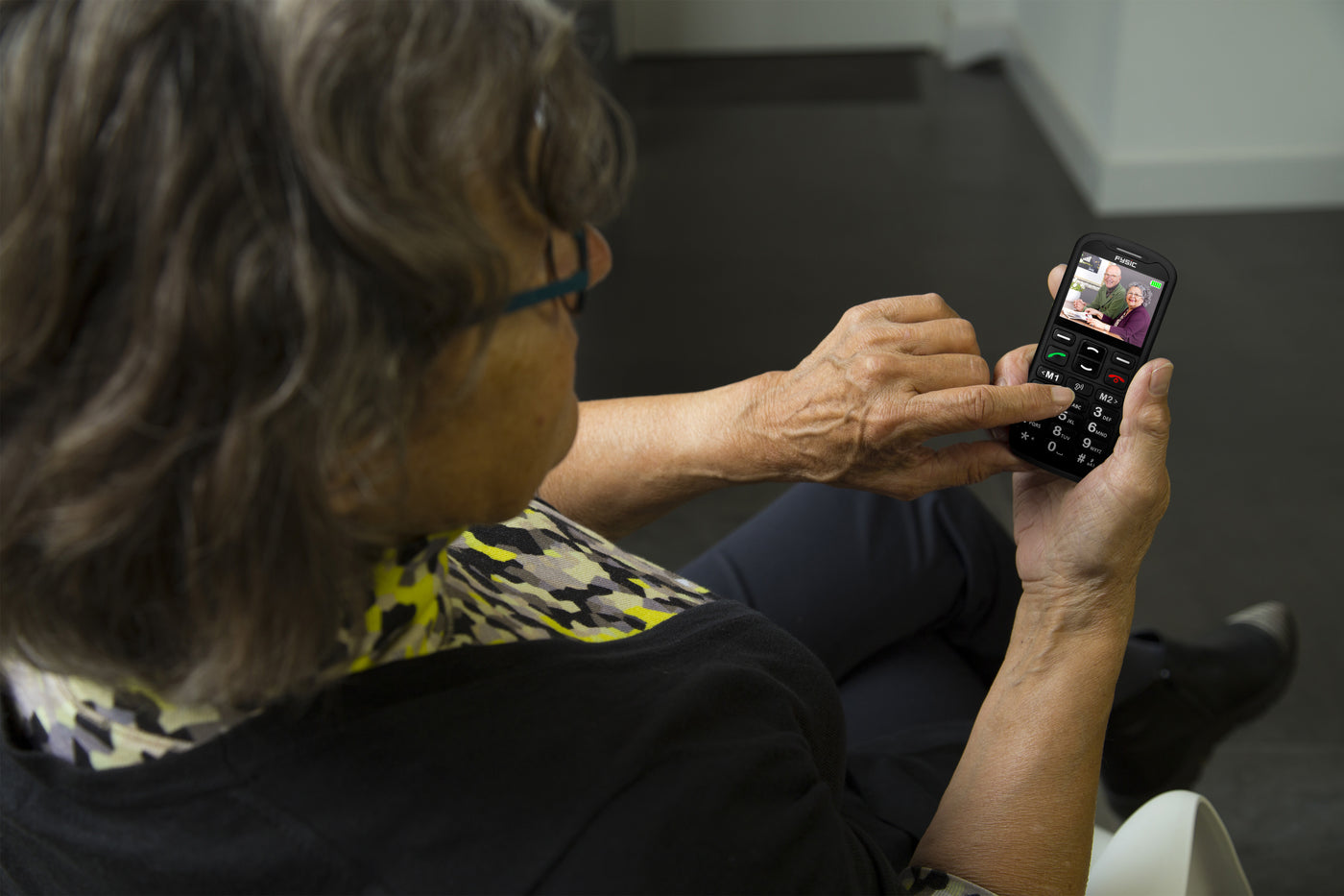 Fysic F10 - Benutzerfreundliches Handy für Senioren mit Notruftaste, Schwarz